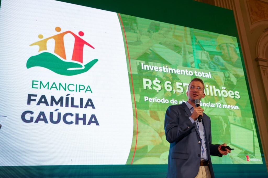 Secretário Beto Fantinel em frente ao telão com informacões sobre o projeto