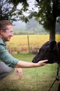 Secretário Beto Fantinel está tocando a cabeça de uma vaca