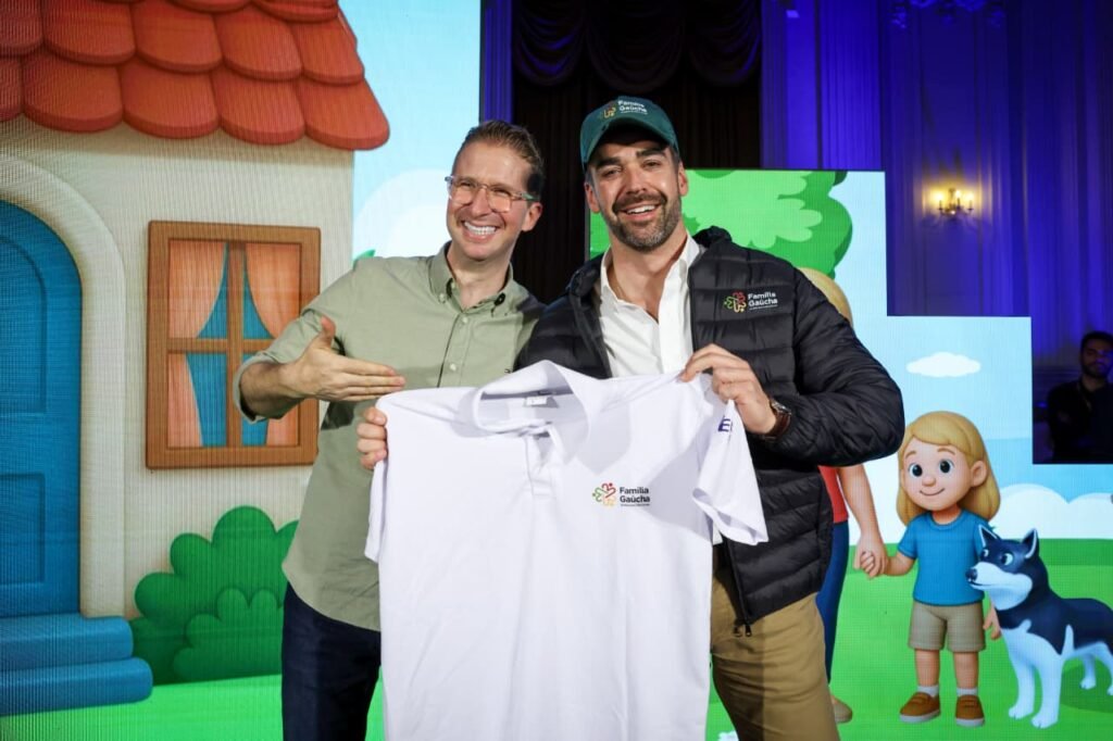 Secretário Beto Fantinel posa ao lado do governador Eduardo Leite com a camiseta do programa Família Gaúcha