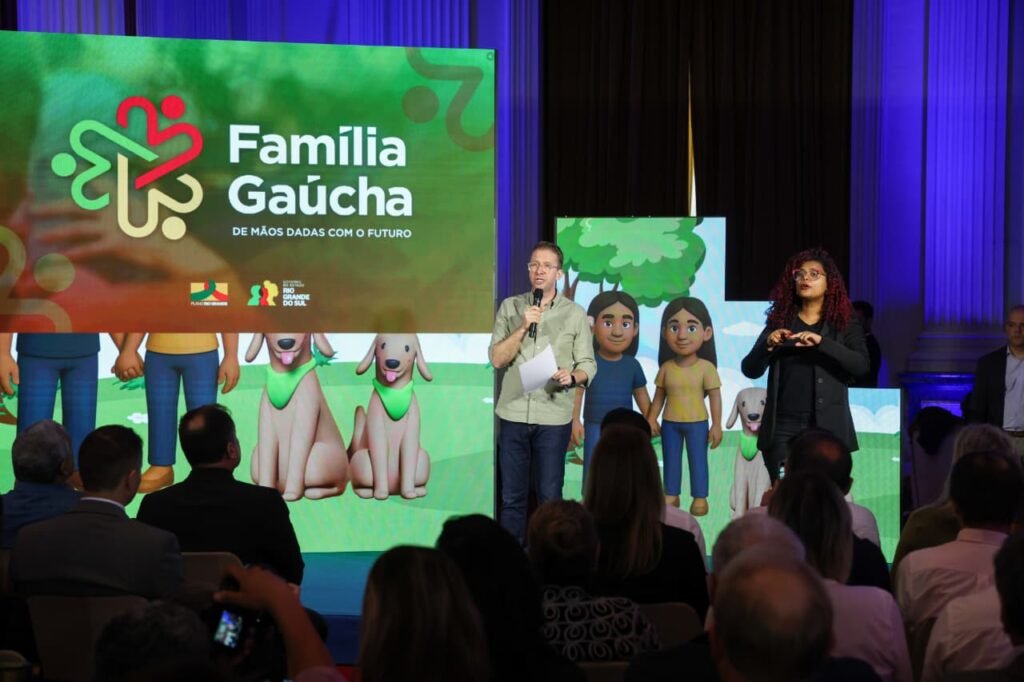 Secretário Beto Fantinel está no palco apresentando o programa Família Gaúcha