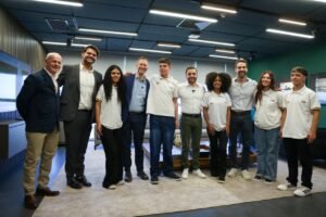 Os cinco jovens, o secretário Beto Fantinel, o governador Eduardo Leite e o vice-governador Gabriel Souza posam para a foto em uma sala