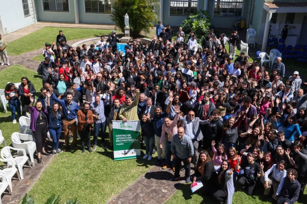 A foto retrata todos os jovens que estavam presente no evento junto com o Beto Fantinel