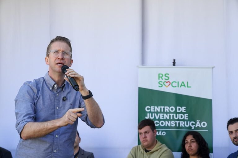 Beto Fantinel segura um microfone e apresenta o Centro da Juventude para a plateia