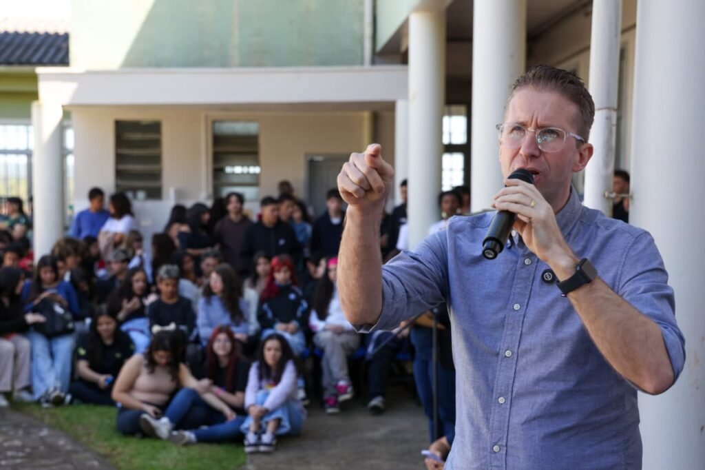 Beto Fantinel segura o microfone em frente a uma plateia de jovens