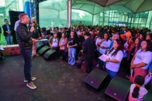Beto Fantinel discursa no palco em frente aos formandos