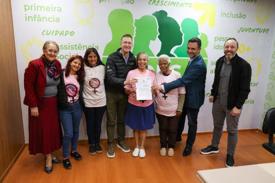 Imagem mostra a entrega do recurso para os beneficiados