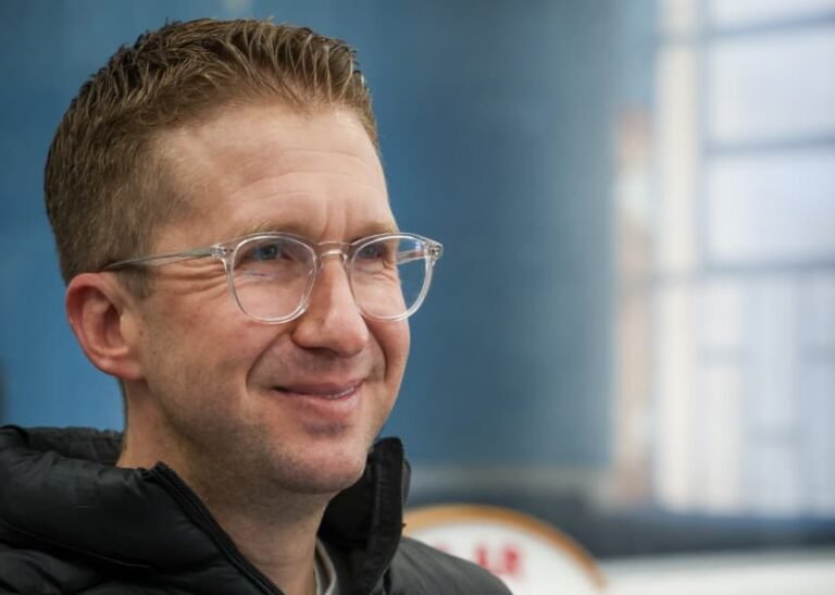 Beto Fantinel sorrindo em entrevista na rádio.