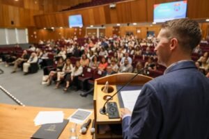 Beto Fantinel discursa na tribuna no auditório do Ministério Público