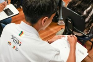 Jovem com camiseta do Partiu Futuro Reconstrução realiza prova