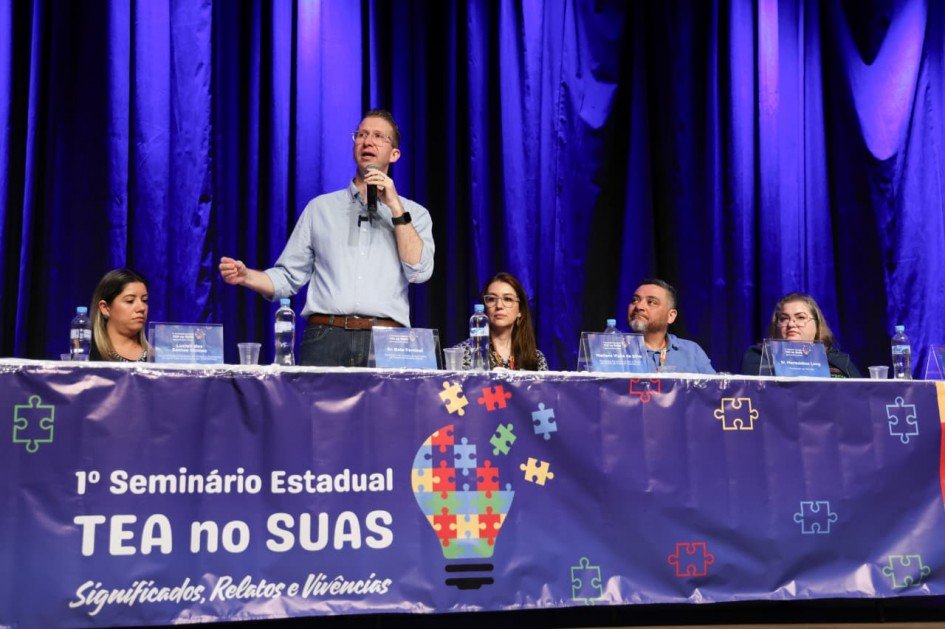 Beto Fantinel discursa no palco do Seminário Estadual TEA no SUAS.