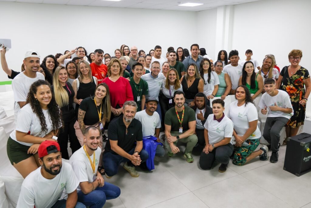 Público presente na inauguração do Centro da Juventude posa para a foto