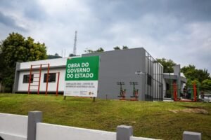 Foto mostra o prédio do CRAS em Encantado que foi reformado com a placa na frente que diz Obra do Governo do Estado