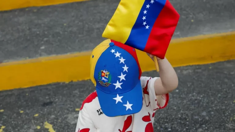 Menino vestindo um boné com as cores da bandeira da Venezuela