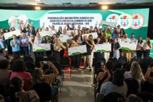 Representantes dos municípios premiados comemoram em frente ao palco