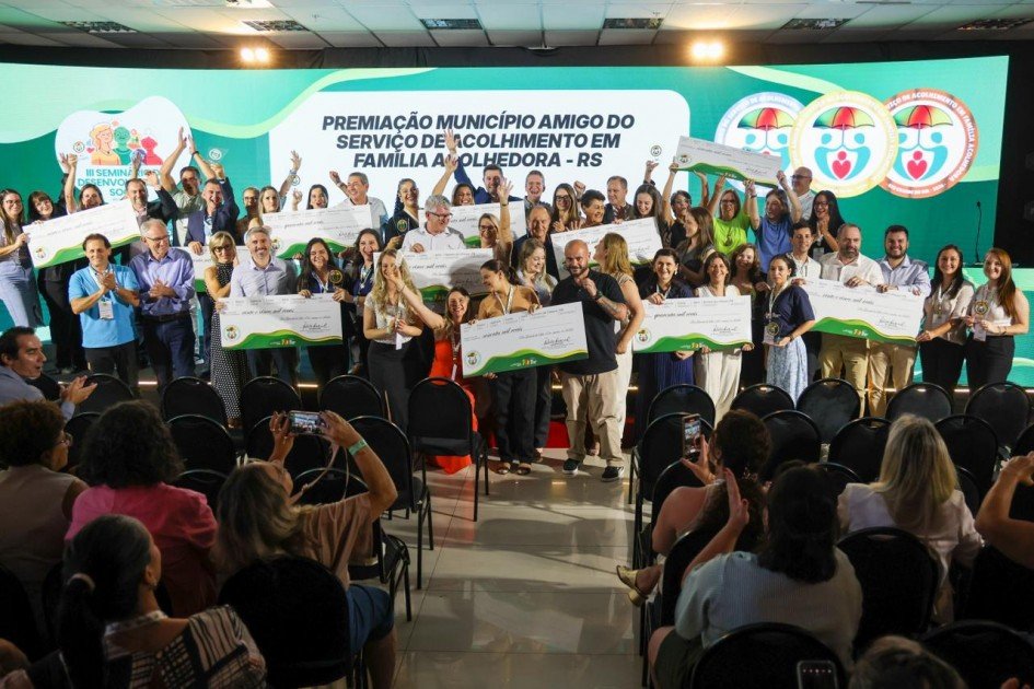 Representantes dos municípios premiados comemoram em frente ao palco