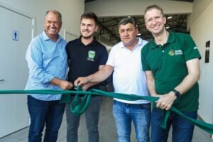 Quatro pessoas aparecem na foto cortando a fita de inauguração