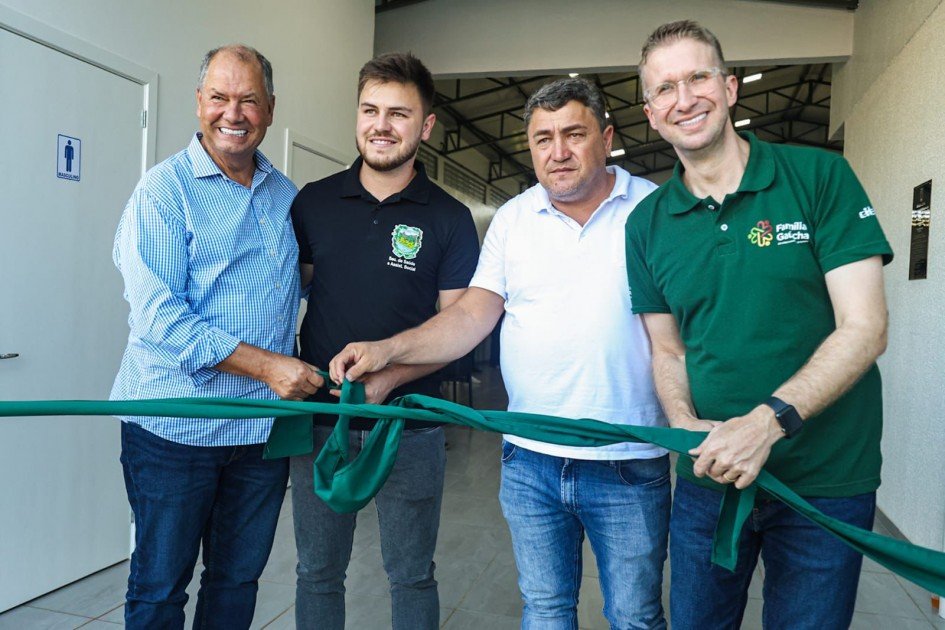 Quatro pessoas aparecem na foto cortando a fita de inauguração