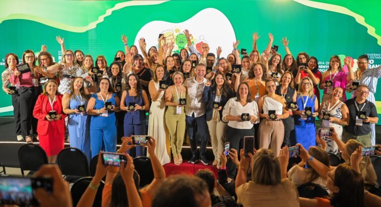 Beto Fantinel posa para foto com assistentes sociais premiadas