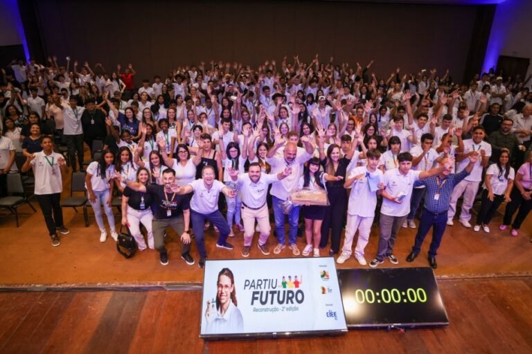 Jovens e lideranças políticas posam para foto no auditório