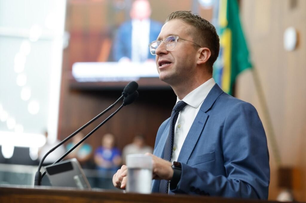 Foto do Beto Fantinel na Tribuna do Plenário