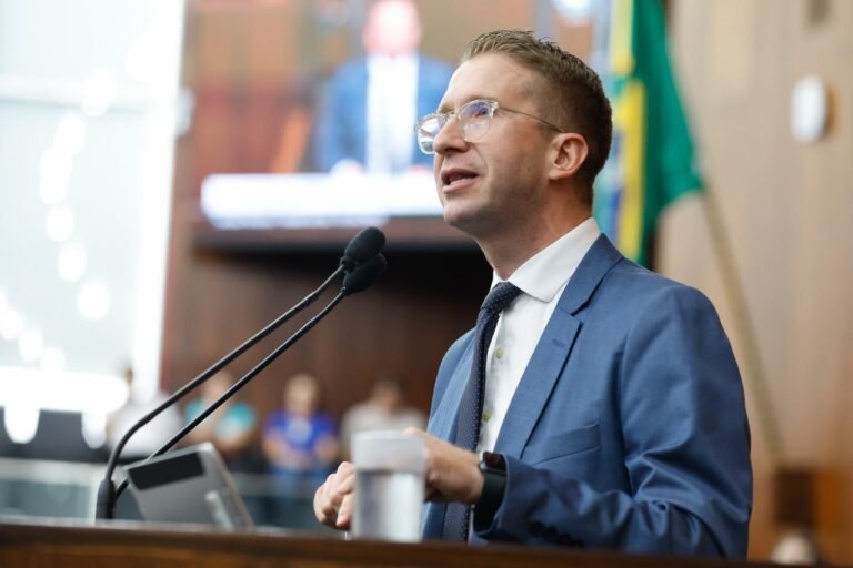 Foto do Beto Fantinel na Tribuna do Plenário
