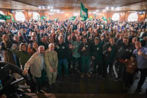 Beto Fantinel e demais pessoas posam para foto coletiva