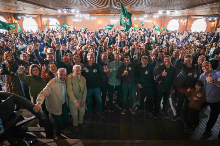 Beto Fantinel e demais pessoas posam para foto coletiva