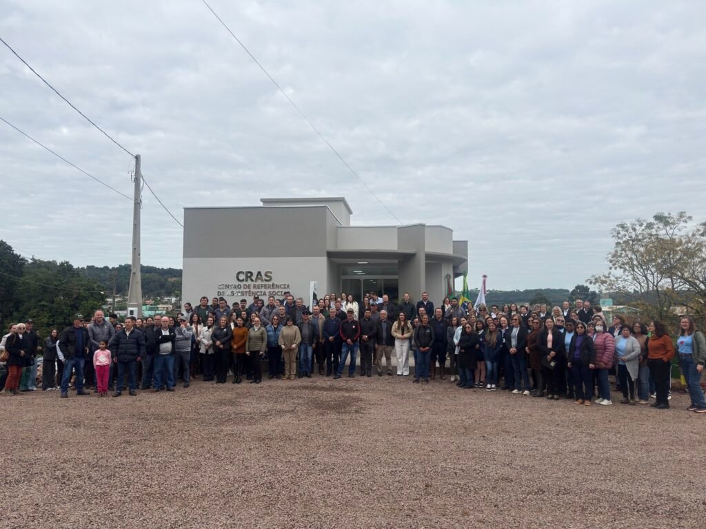Beto, prefeito, lideranças e moradores posam em frente ao novo CRAS inaugurado