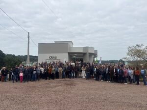 Beto, prefeito, lideranças e moradores posam em frente ao novo CRAS inaugurado