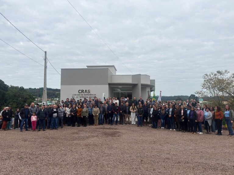 Beto, prefeito, lideranças e moradores posam em frente ao novo CRAS inaugurado